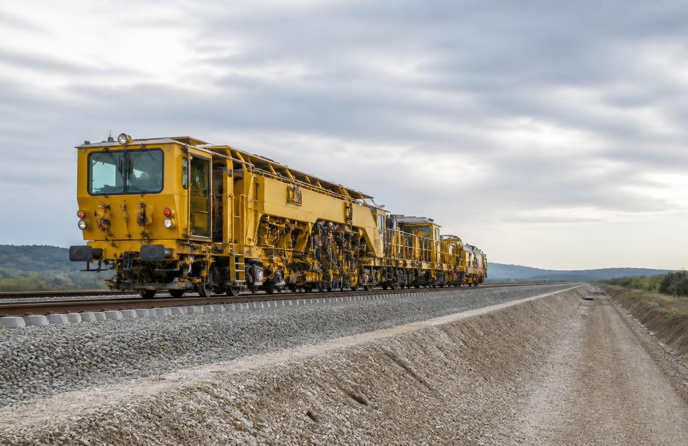 Equipamento de manutenção ferroviária em operação na via